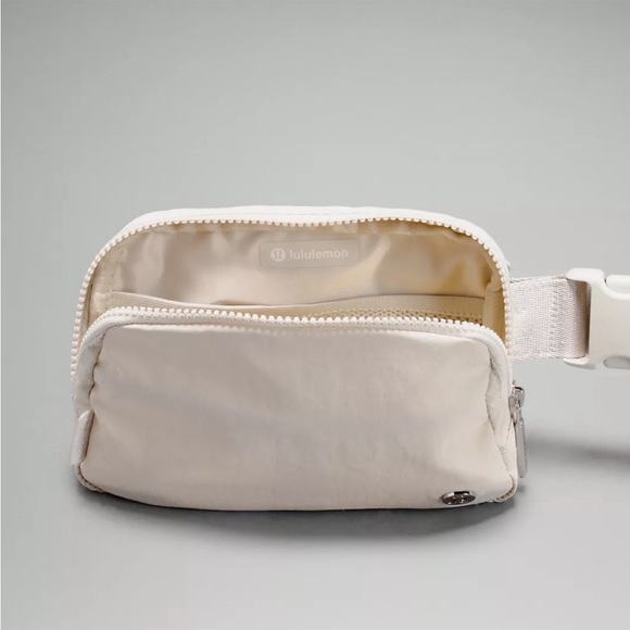 NWT LULULEMON BELT BAG WHITE OPAL - Picture 4 of 5